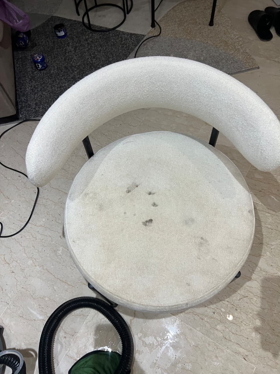 Chaise en tissu bouclé tachée avant nettoyage